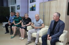 Запрошені гості на нагородженні до дня Друкаря разом з Ігорем Бойко. Всі уважно слухають вступні слова ведучої.