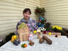 Вихованка Донецького обласного центру технічної творчості дітей та юнацтва демонструє поробку з дерева та дарів осені: фрукти, овочі та шишки.