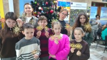 Діти виготовляють традиційні прикраси-обереги