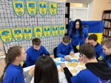 Учасники заходу складають пазл «Карта України» як символ територіальної цілісності та єдності держави