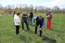 Шахівська громада відроджує степовий заказник Донеччини на Черкащині. Представники громади  висаджують півонію тонколисту.