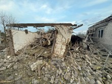 Зруйнований ворожим обстрілом будинок
