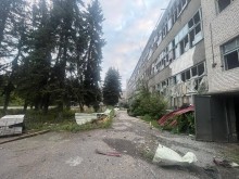 Зруйнований ворожим обстрілом багатоквартирний будинок