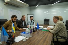 Заступник голови Донецької обласної державної адміністрації Олександр Шевченко провів робочу зустріч з делегацією Міжнародної організації з міграції (МОМ) на чолі з Головою Представництва МОМ в Україні Робертом Тернером.