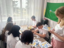 Молодь Олександрівської громади готує паперову символіку для меморіального заходу