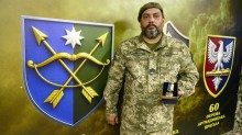 Вадим Філашкін нагороджує військовослужбовця 20 корпусу