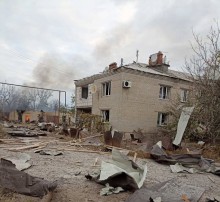 Зруйновані житлові будинки, один з яких догорає після ворожого обстрілу