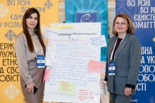 Очільниця культури області Вікторія Точена з колегами біля тематичного стенду