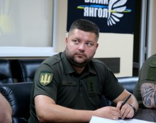 Учасники засідання Ради оборони Донецької області слухають пропозиції щодо виділення коштів для військових.