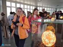 Відвідувачі виставки, уважно роздивляються експонати.