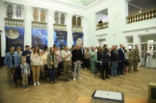 Учасники урочистого зібрання співають гімн