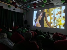Глядачі у м’яких кріслах переглядають фільм на великому екрані