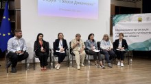 Лілія Золкіна виступає на форумі "Голоси Донеччини", поруч сидять інші учасники обговорення