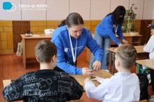 Вчитель допомагає учням зробити Великодні свічки.