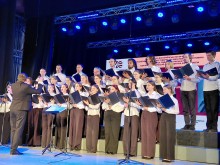 Камерний хор Бахмутського фахового коледжу культури і мистецтв виступає на сцені Будинку культури
