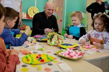 Вадим Філашкін разом з вихованцями релокованого дитсадка на Закарпатті