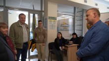 Заступник голови Донецької облдержадміністрації Олександр Шевченко із працівниками центру підтримки переселенців «ЯМаріуполь»
