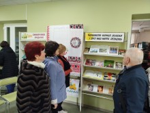На організованій книжній виставці переселенці знайомляться  з літературними виданнями, присвяченими Чорнобильській катастрофі.