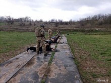 У польових умовах учасники відпрацьовують тактичні дії, пересування, взаємодію в групах, організацію спостереження та алгоритми реагування на умовні загрози.