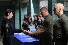 Слідча отримує нагороду з рук Руслана Осипенка, поруч стоїть Важим Філашкін.