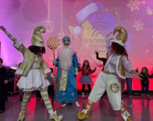 Аніматори у костюмах гномів танцюють з дітьми