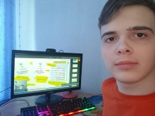 Учасник заходу уважно слухає онлайн-діалог