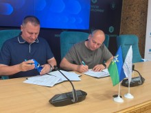 Керівники Соледарської та Білогородської громад при підписанні меморандума про співпрацю.