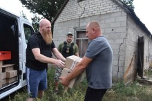 Мешканці Донеччини отримують допомогу від військових та волонтерів