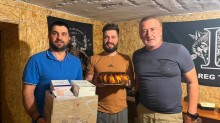 Начальник Сіверської міської військової адміністрації Олексій Воробйов передає ліки та пиріг військовим