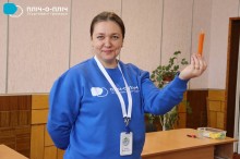 Вчитель тримає виготовлену власноруч Великодню свічку.