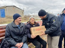 Представники Благодійної організації Благодійного фонду «GLOBAL EMPOWERMENT MISSION» GEM на постійній основі забезпечують мешканців Донеччини продуктовими наборами та питною водою, самостійно доставляючи допомогу у найвіддаленіші куточки області