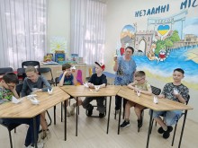Діти під час заходу-реквієму виготовляють паперових журавликів