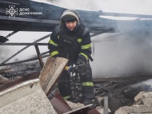 Рятувальник розбирає завали після обстрілу.