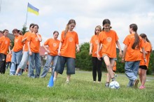 Діти виконують вправи з м'ячем