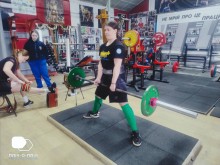 Бахмутський пауерліфтер під час тренуванння