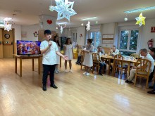 Вихованець виконує різдвяну пісню