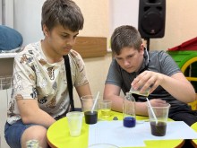 У Центрі підтримки ВПО Краматорського району «МиРазом» у м. Дніпро підлітки під час наукового заходу «Загадкова хімія» створюють власноруч кольорові вибухи — справжню веселку в пробірках