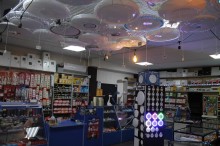У відкритому магазині «МЕГА ОМ» вирішили продавати електротехнічні товари: лампочки, дроти, світильники та інше обладнання.