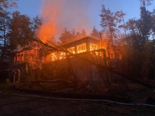 Пожежа в двоповерховій адміністративній будівлі після обстрілу ворога.