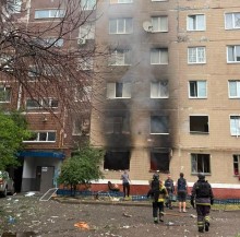 Пожежа у багатоповерховому будинку після обстрілу окупантів
