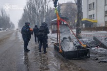Піротехніки у захисних костюмах завантажують на підйомник залишки авіаційної бомби ОДАБ-1500. Дія у місті Краматорськ.