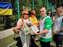 В.о. голови Краматорської райдержадміністрації, начальника районної військової адміністрації Вікторія Набокова вітає учасника змагань. Учасник тримає диплом та цінний подарунок.