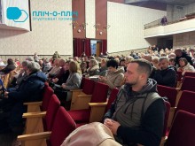 У концертному залі гості в очікуванні концерту.