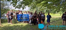 Спільне фото учасників заходу. Попереду тримають прапор синього кольору на якому написано "Єднання".