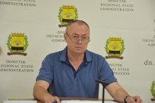 Заступник голови Донеччини Ігор Бойко на робочій зустрічі. Сидить за столом та уважно слухає доповідь.
