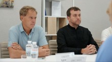Скотт Генкок та Маршал Маєр сидять за столом
