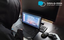 Учень Бахмутського центру професійно-технічної освіти,сидить біля екрану монітора та проходить тест зі знань про події 29 січня 1918 року .