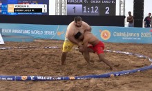 Олександр Вересюк під час змагань на піску бореться з іншим спортсменом