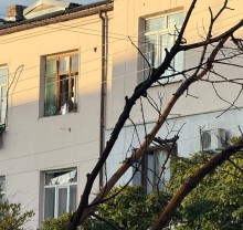 Вибиті вікна в будівлі після ворожого обстрілу