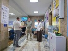 Заступник голови Донецької облдержадміністрації Олександр Шевченко разом з працівниками центру